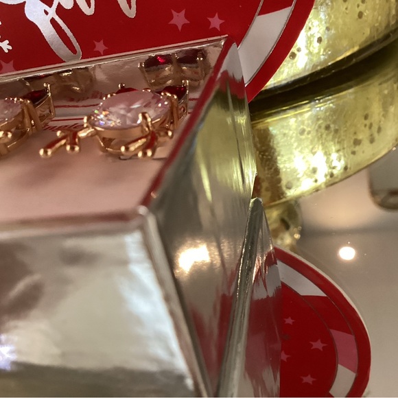 Adorable reindeer earrings in beautiful gift box - Picture 7 of 7